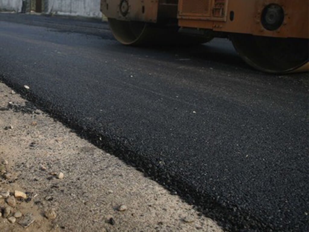 हुल्म-मान्म सडक धमाधम कालोपत्र गरिँदै