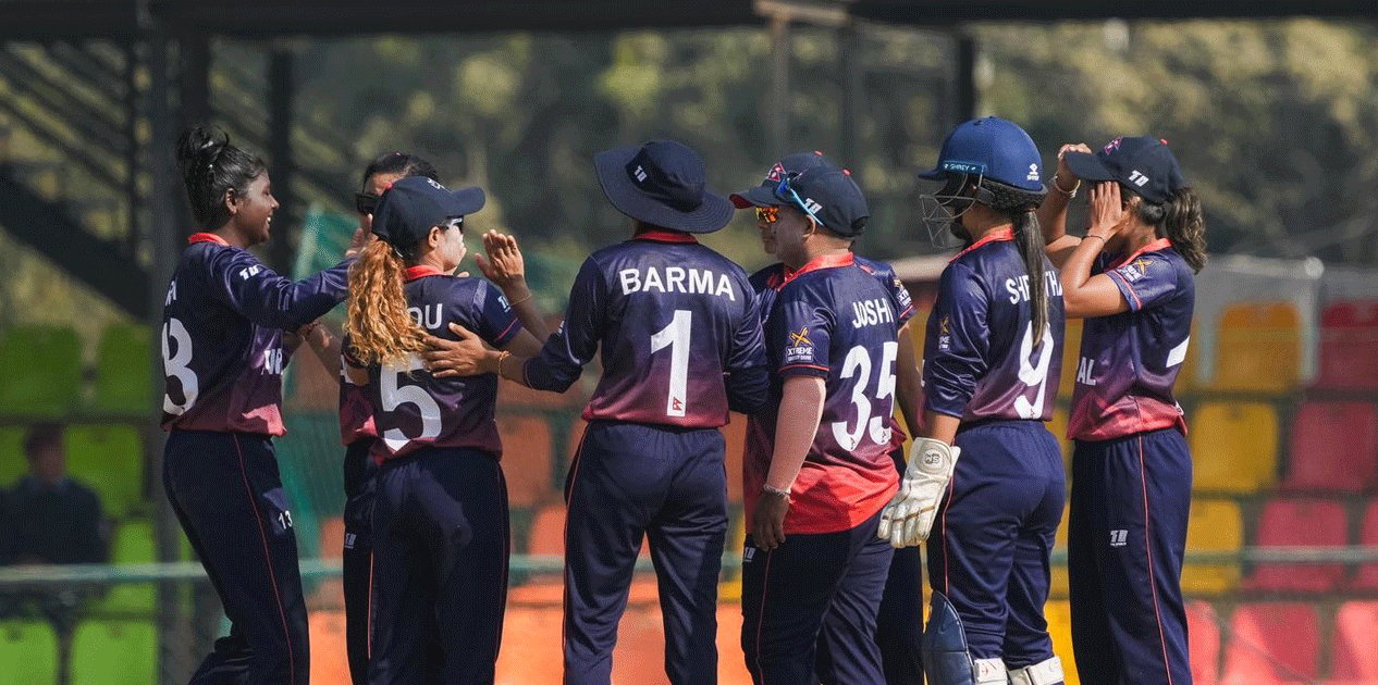 नेदरल्यान्ड्सविरुद्ध नेपालले बलिङ गर्दै