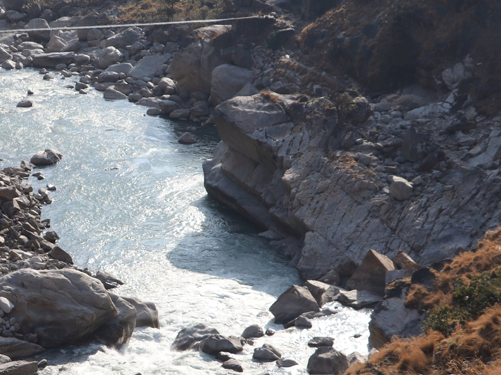 तिला नदीमा जिप खस्दा तीन जनाको मृत्यु