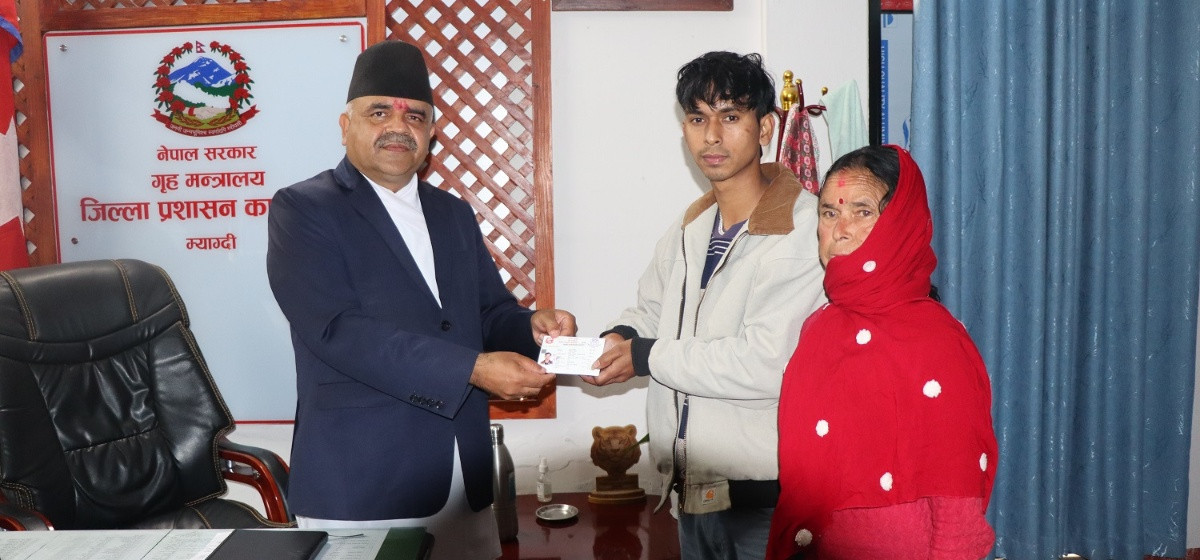 ११ वर्षको पर्खाइपछि आमाको नामबाट नागरिकता पाएका सुवास