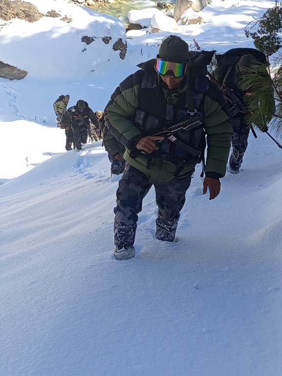 हिउँले ढाकिएको छाङ्रूमा पहरा गर्दै सशस्त्र