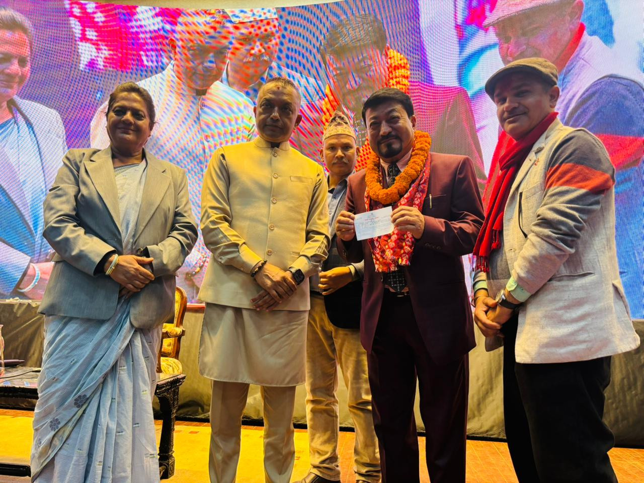 एमालेका पूर्वमन्त्री रामवीर मानन्धरसहित ४ नेता काँग्रेसमा समाहित