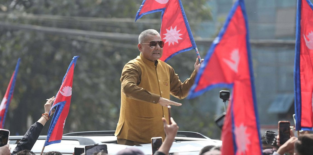 पूर्वराजालाई स्वागत गर्न विमानस्थल पुगे दुर्गा प्रसाईँ