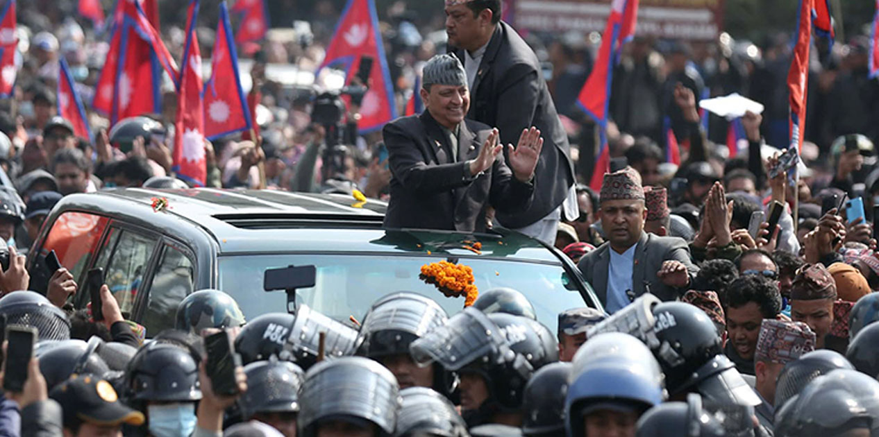 झापा भ्रमणपछि पूर्वराजा काठमाडौँ अवतरण, विमानस्थल क्षेत्रमा भीड