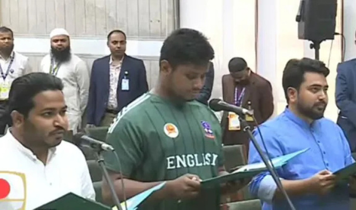 विद्यार्थी नेताले बंगलादेशको आन्दोलनमा लगाएको टीसर्टमै सांसदको शपथ लिए