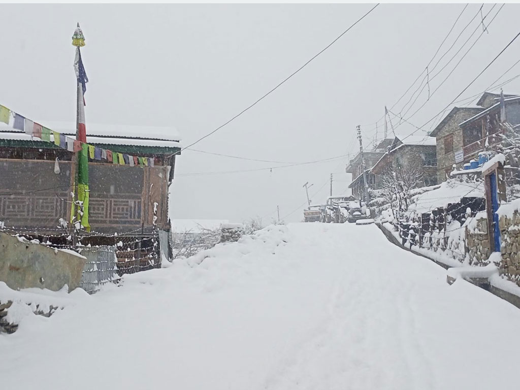 निर्वाचनमा हुम्लामा हिउँ पन्छाएर सडक सञ्चालनको प्रयास