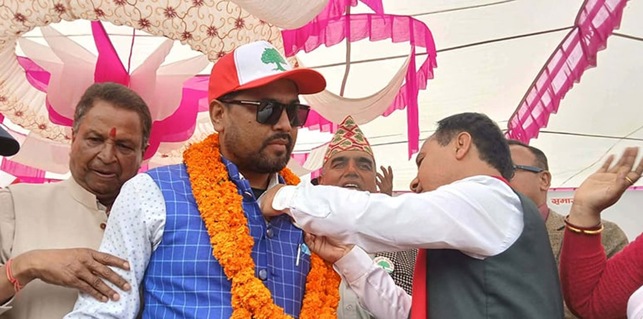 रास्वपा नवलपरासीका सभापति महेन्द्र ठकुरी काँग्रेसमा प्रवेश