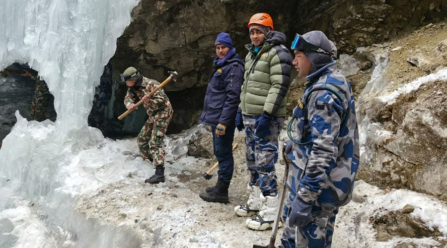 ५ दिनको प्रयासपछि मनाङमा हिउँ पन्छाएर बनाइयो बाटो