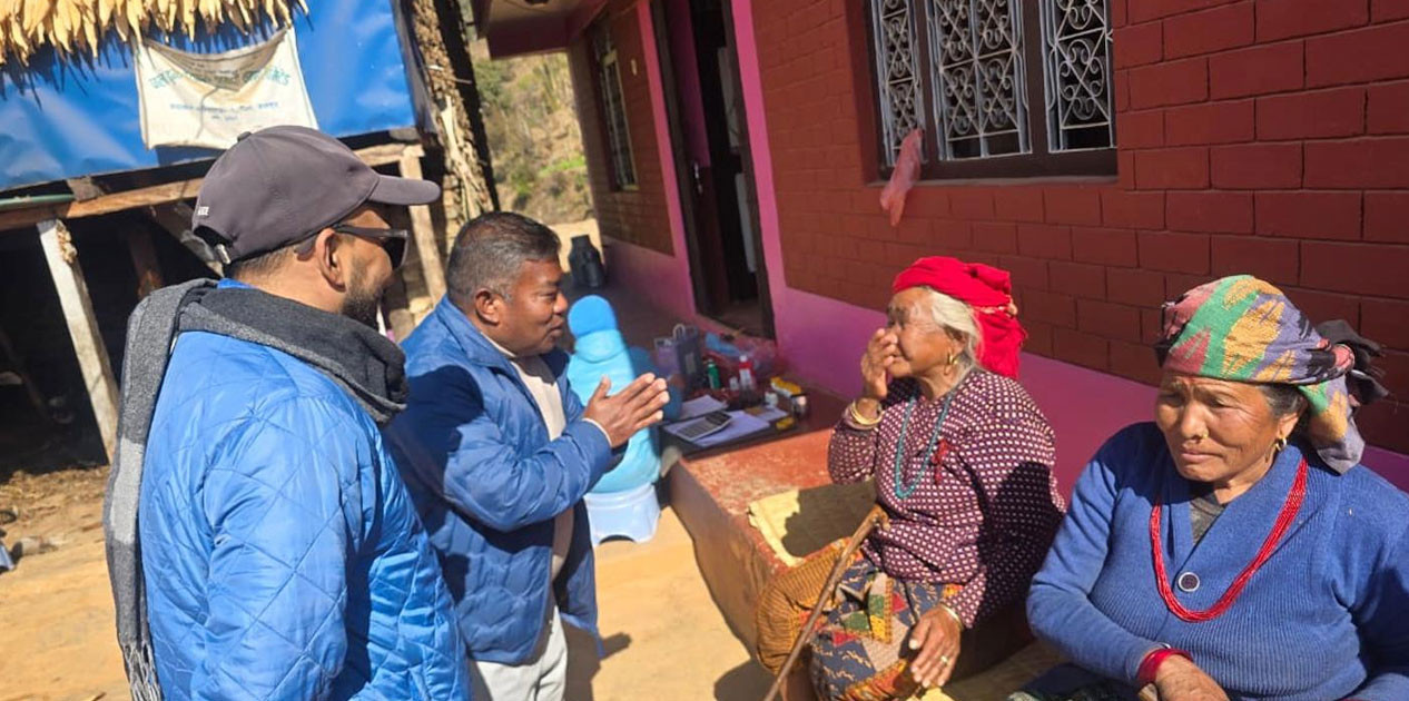 बागलुङमा मतदाता फकाउन घरदैलोमा उम्मेदवार