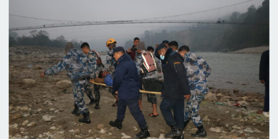 बसभित्र च्यापिएका घाइतेको ५ घण्टापछि जीवितै उद्धार