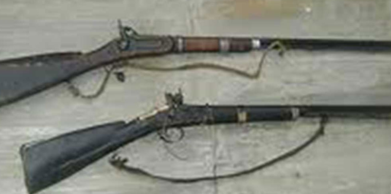 जंगलमा लुकाइ राखेका बेवारिसे अवस्थामा दुई थान भरुवा बन्दुक फेला