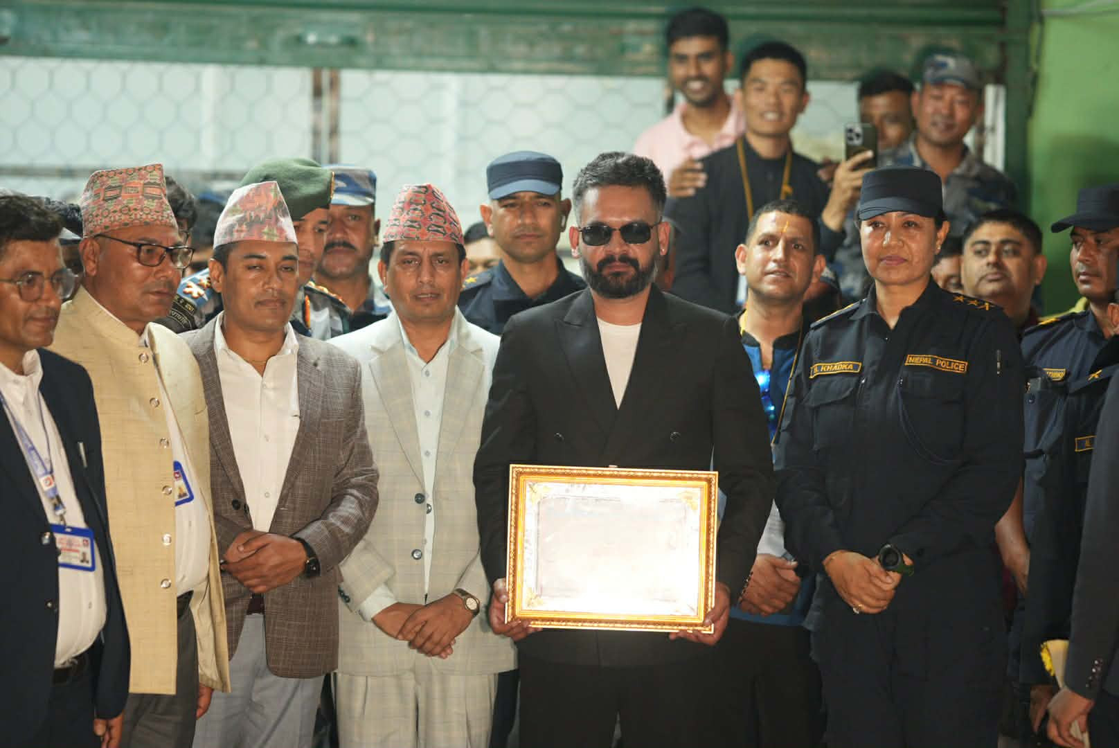 झापा-५ बाट निर्वाचित भएपछि बालेनले बुझे प्रमाणपत्र