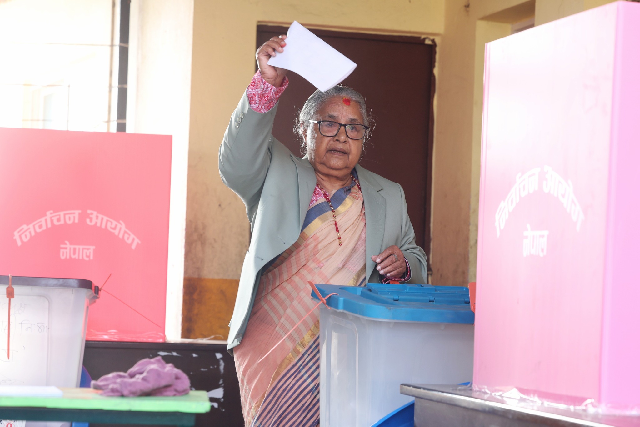 प्रधानमन्त्री सुशीला कार्कीले धापासीमा गरिन् मतदान