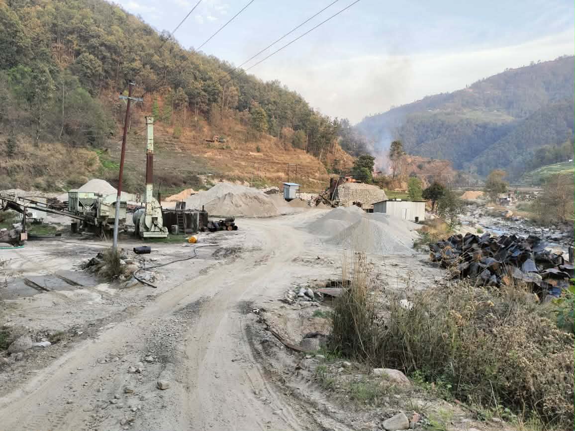 अवैध रूपमा सञ्चालित क्रसरबाट नुवाकोटका स्थानीयवासी पीडित, विद्यालय र अस्पताल झनै समस्यामा