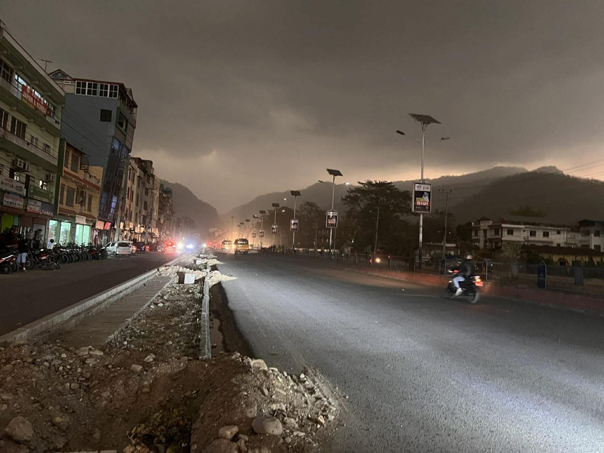 बुटवलसहित लुम्बिनीका विभिन्न ठाउँमा हावाहुरीको वितण्डा, दिउँसै अँध्यारो