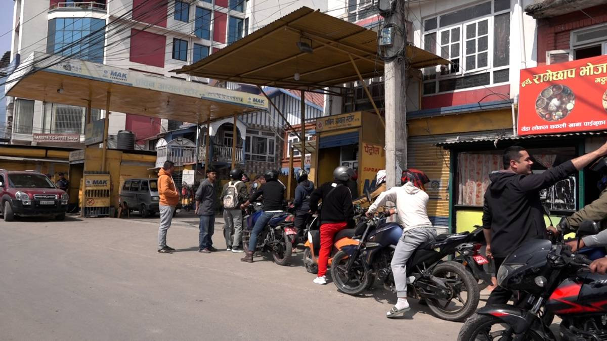 इन्धन अभावको हल्ला फैलिँदा पम्पमा भीड