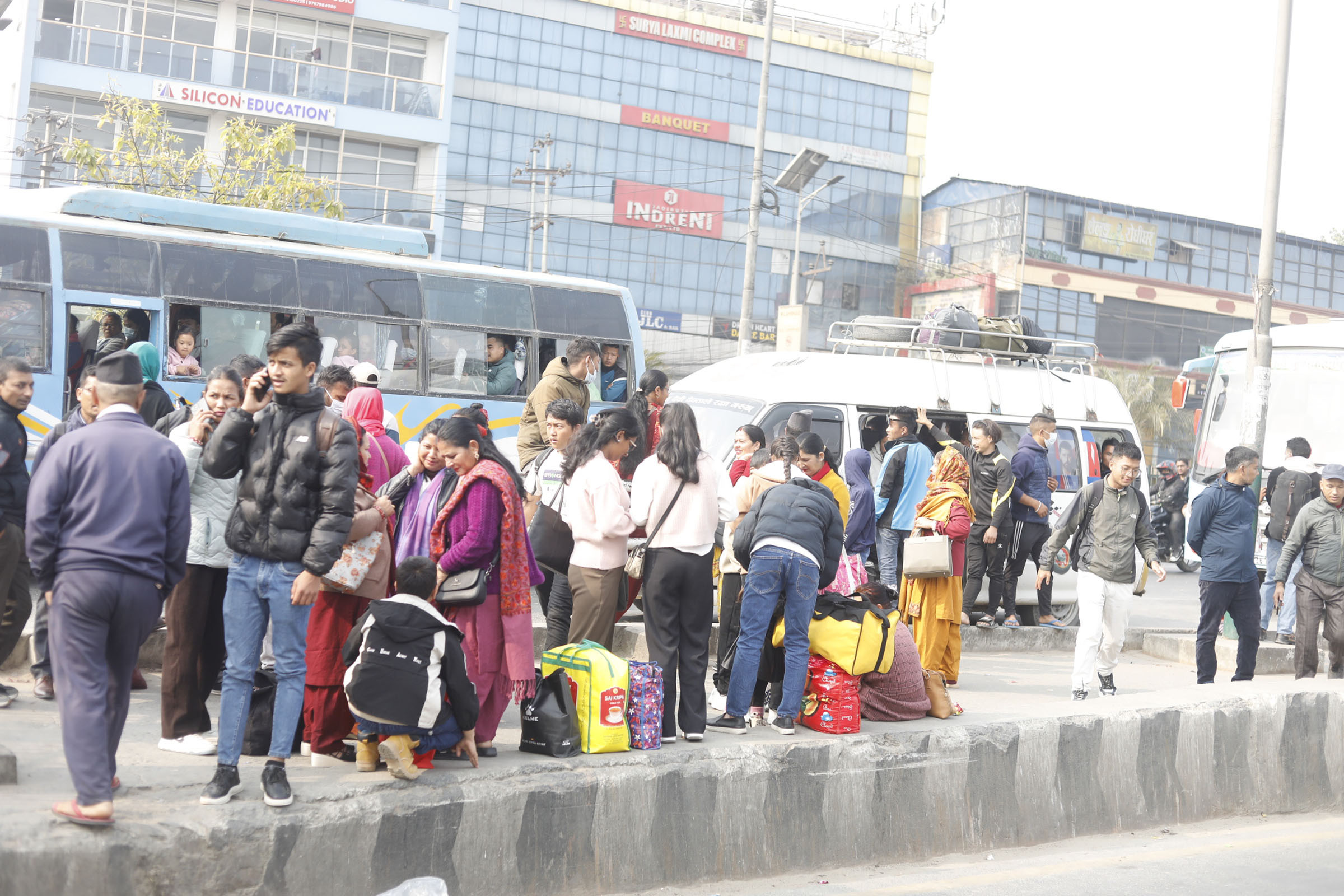 निर्वाचनका लागि काठमाडौंबाट गाउँ फर्किने यात्रुको चाप