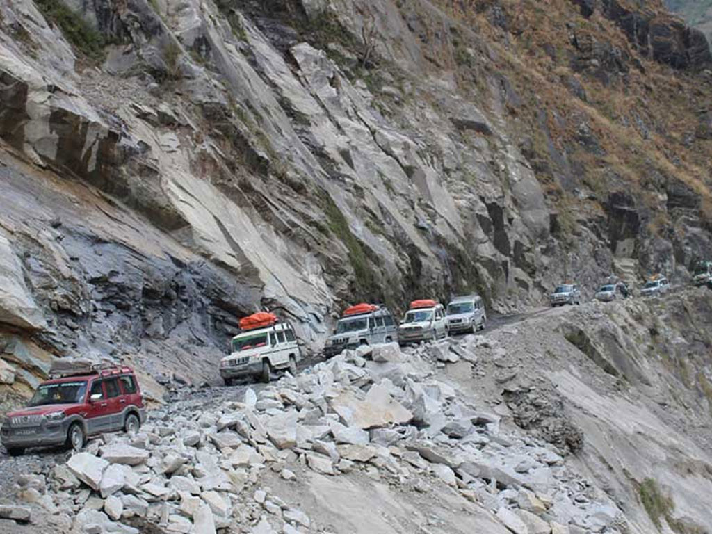 बेनी–जोमसोम सडकको सिरुबारीमा पहिरो रोक्न ‘बेञ्चिङ’ विधि