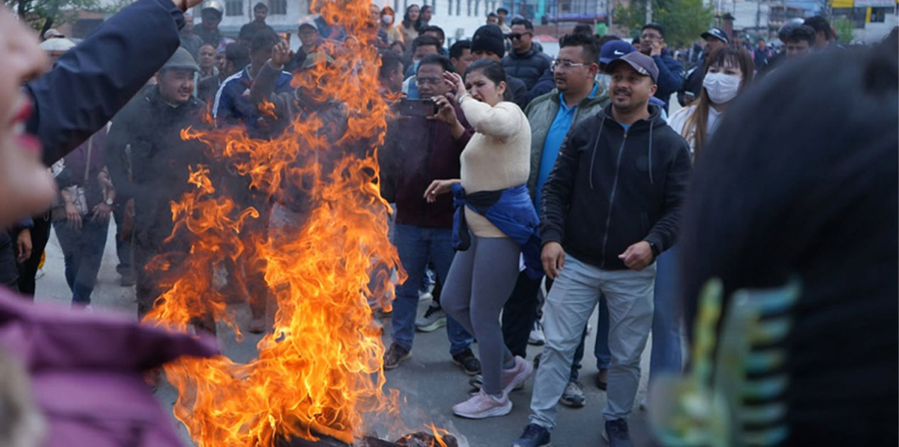 आयोगको प्रतिवेदन जलाउँदै एमाले कार्यकर्ताको विरोध प्रदर्शन