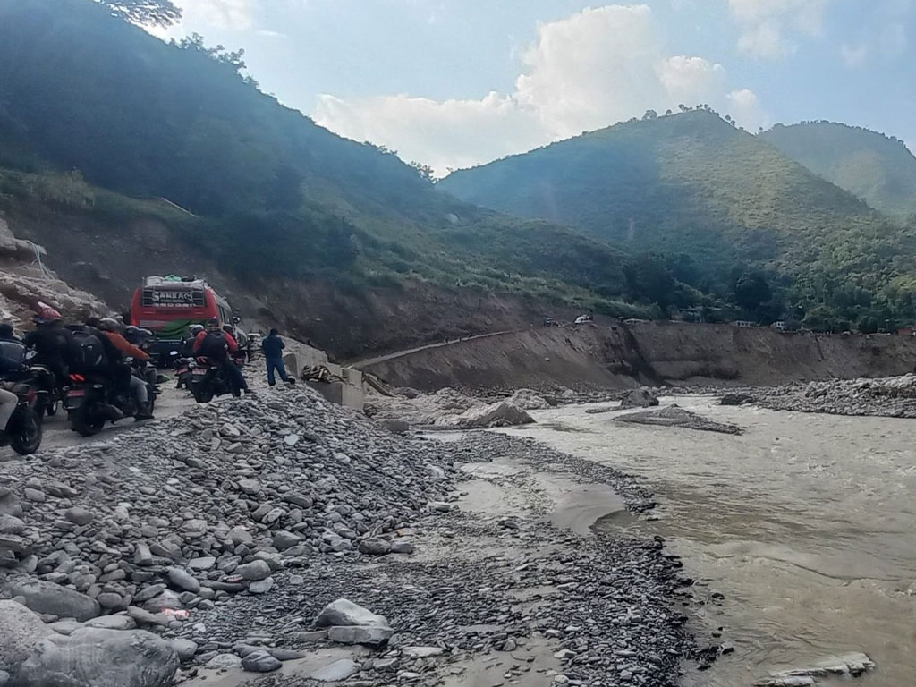 बिपी राजमार्गमा प्रहरीद्वारा सवारी सञ्चालनमा रोक