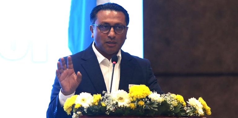 अर्थ मन्त्रालय सम्हाल्दै स्वर्णिम वाग्ले