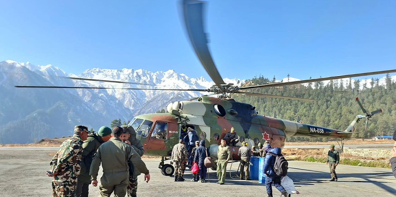 हुम्लामा हेलिकप्टरबाट कर्मचारी र निर्वाचन सामग्री ढुवानी