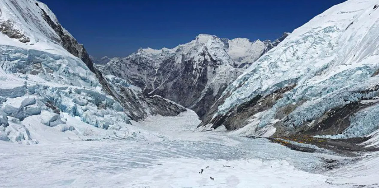 दोब्बर गतिमा हिउँ गुमाउँदै हिमनदी