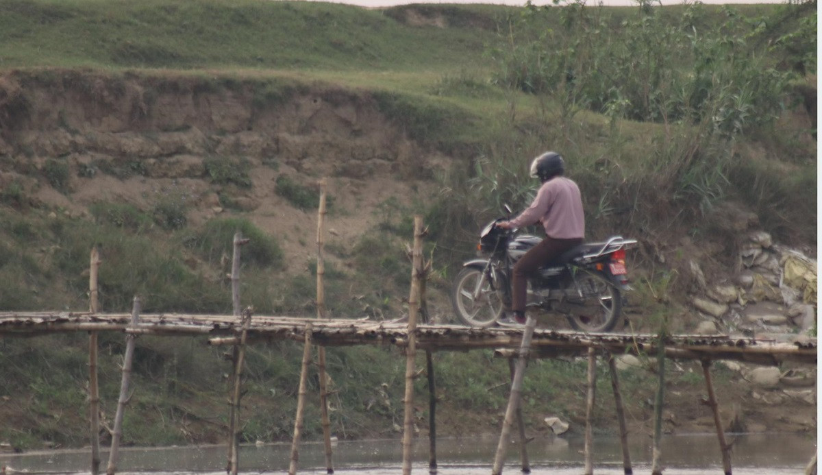 पुल नहुँदा जोखिमपूर्ण यात्रा : बाँसको पुलमै निर्भर मर्चवारका बासिन्दा