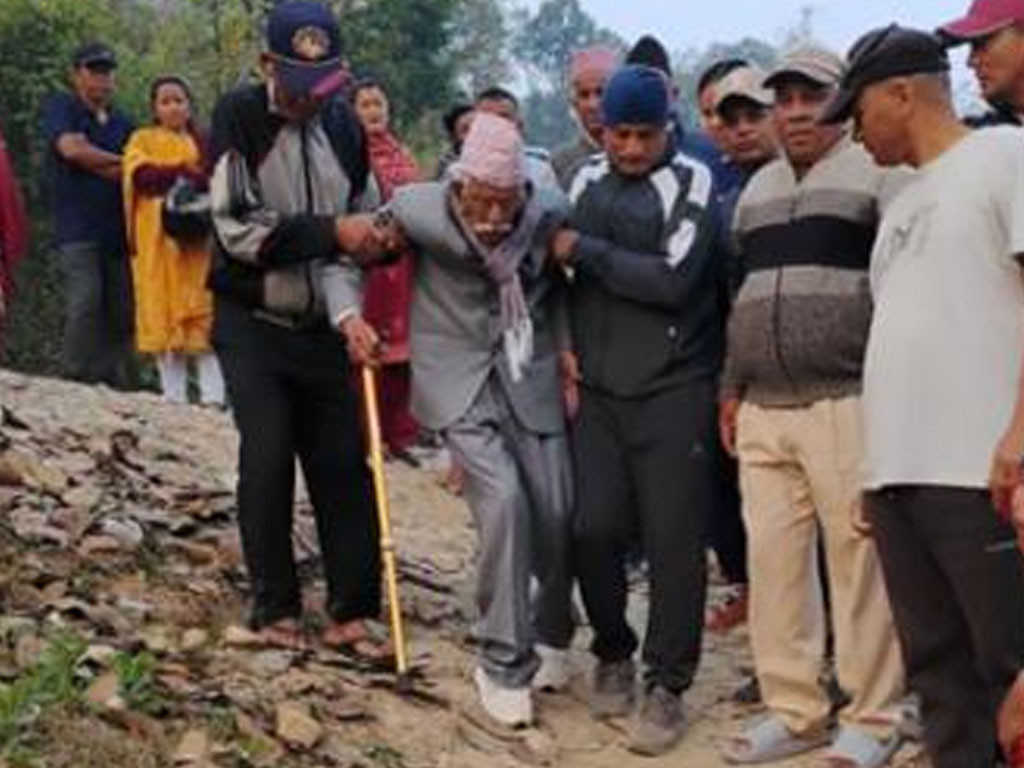 १०७ वर्षीय गणेशबहादुर रावतले गरे मतदान