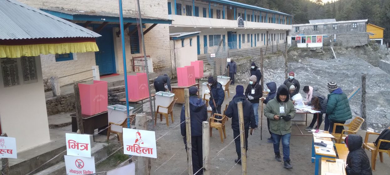 देशभरका मतदान केन्द्रमा खटिए कर्मचारी र सुरक्षाकर्मी