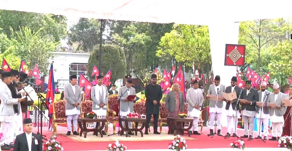 नवनियुक्त मन्त्रीहरूले लिए शपथ