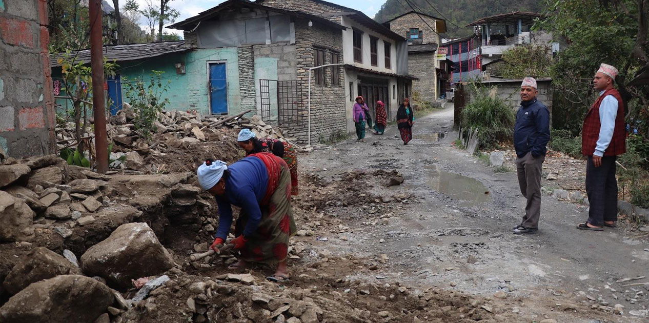 सडक छेउका टहरा भत्काउन दरवाङवासी अग्रसर