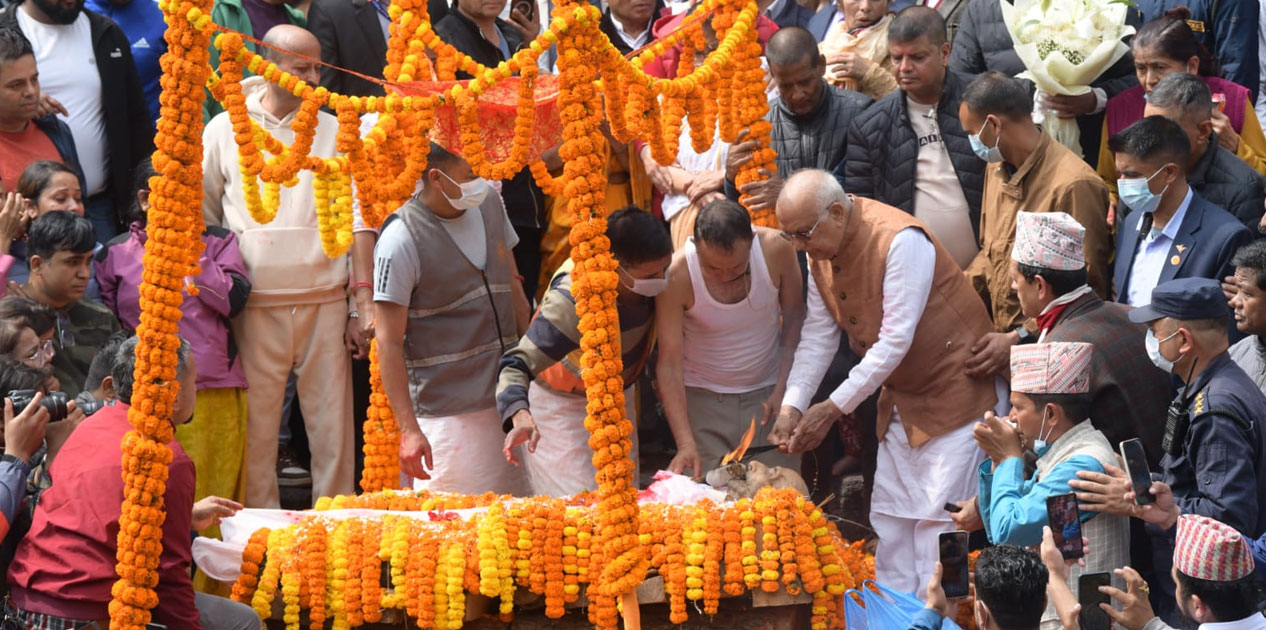 केपी शर्मा ओलीका पिता मोहनप्रसादको पशुपति आर्यघाटमा अन्त्येष्टि