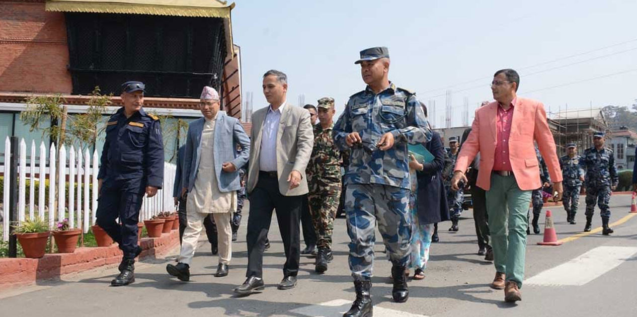 गृहमन्त्री अर्यालसहितको टोलीद्वारा उपत्यकाका मतदान स्थलको अनुगमन