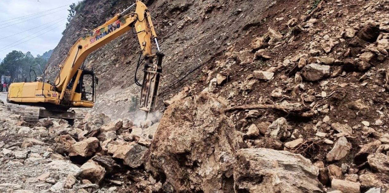 मेची राजमार्गमा पुनः पहिरो, सडक अवरुद्ध