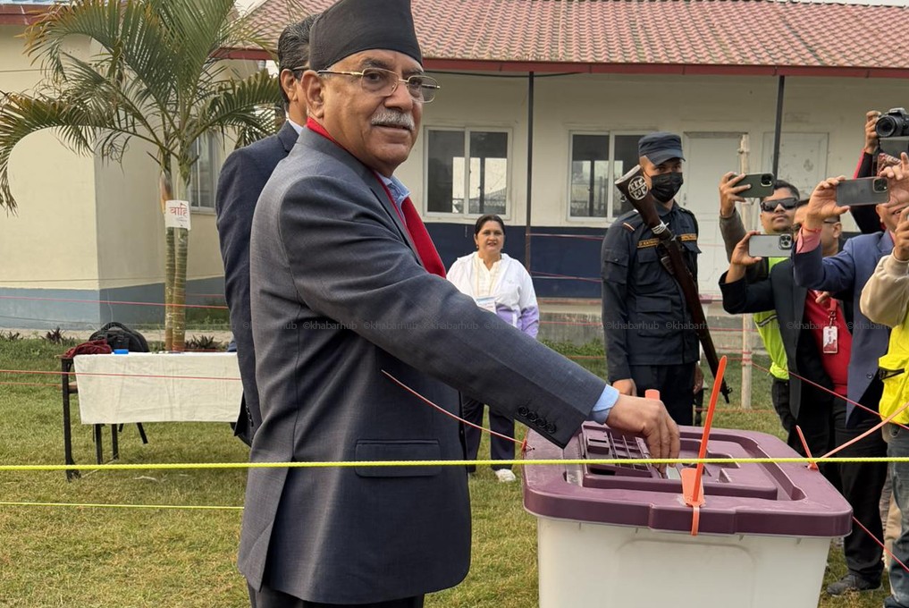 चितवन पुगेर नेकपा संयोजक प्रचण्डले गरे मतदान