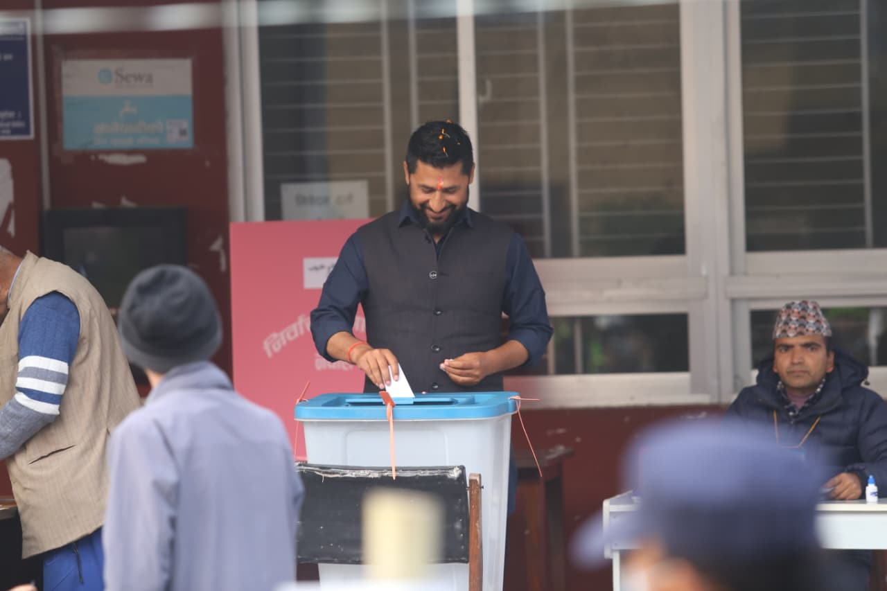 रास्वपा सभापति लामिछानेले गरे मतदान