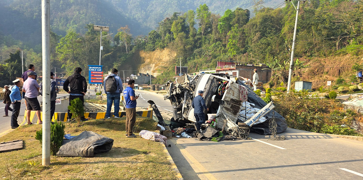 बन्दीपुरमा केबलकार गेट अगाडि ट्रक पल्टिँदा दुई जना घाइते
