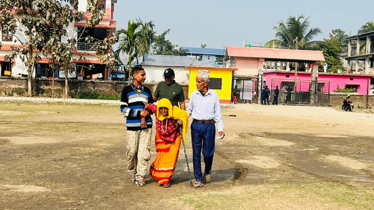 मेचीनगरमा १०४ बर्षीय बृद्धाद्वारा मतदान