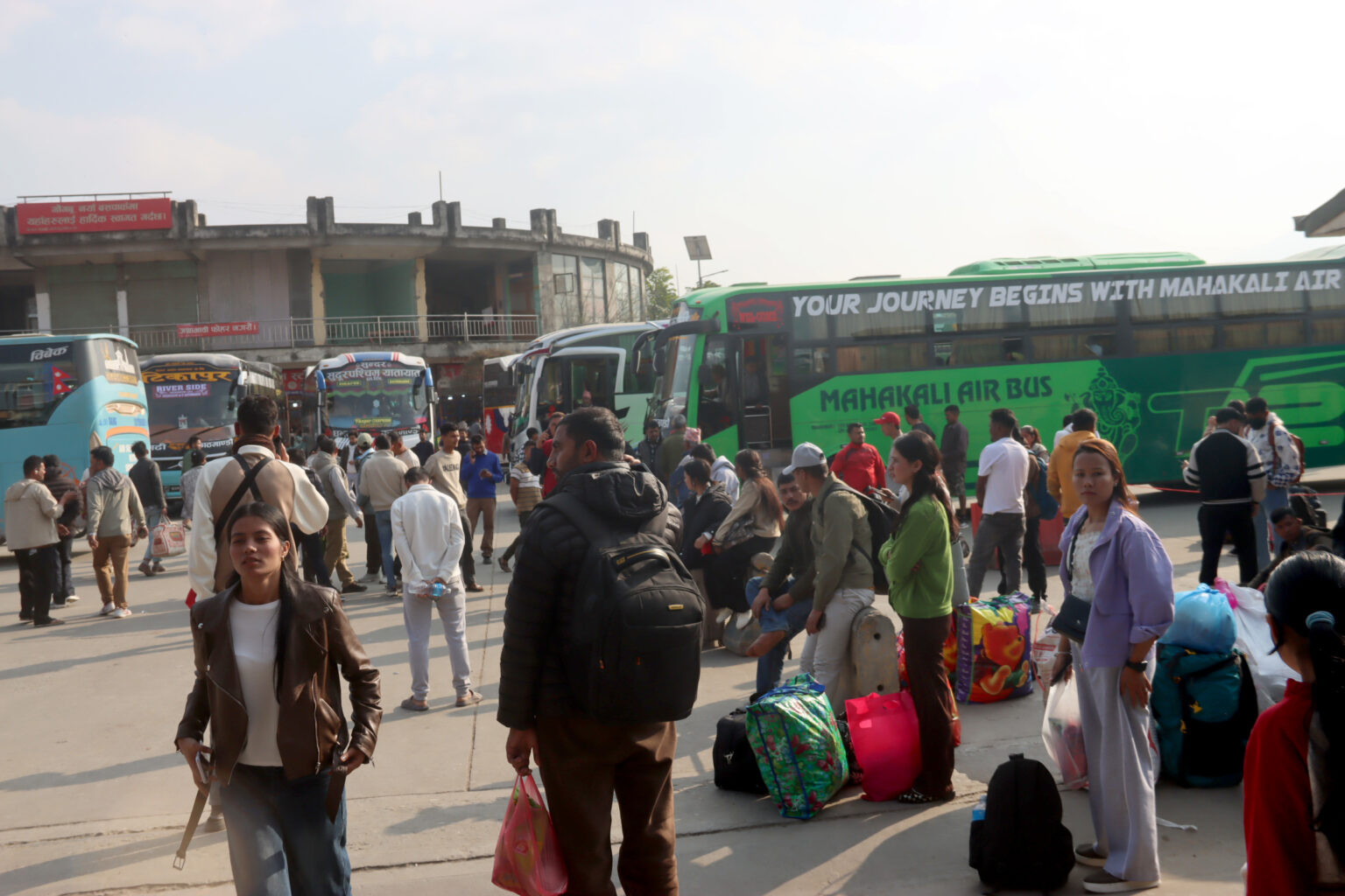 भोट हाल्न गाउँ फर्किंदै मतदाता