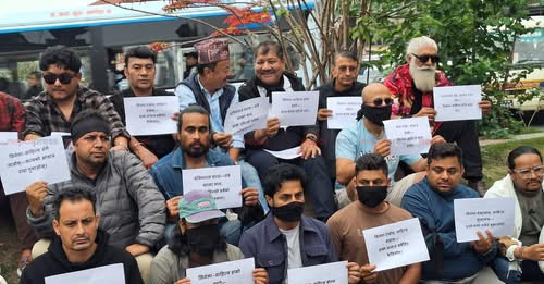 ‘लाली बजार’ प्रदर्शन रोकिएपछि चलचित्रकर्मीको विरोध, कालो पट्टीसहित माइतीघरमा प्रदर्शन