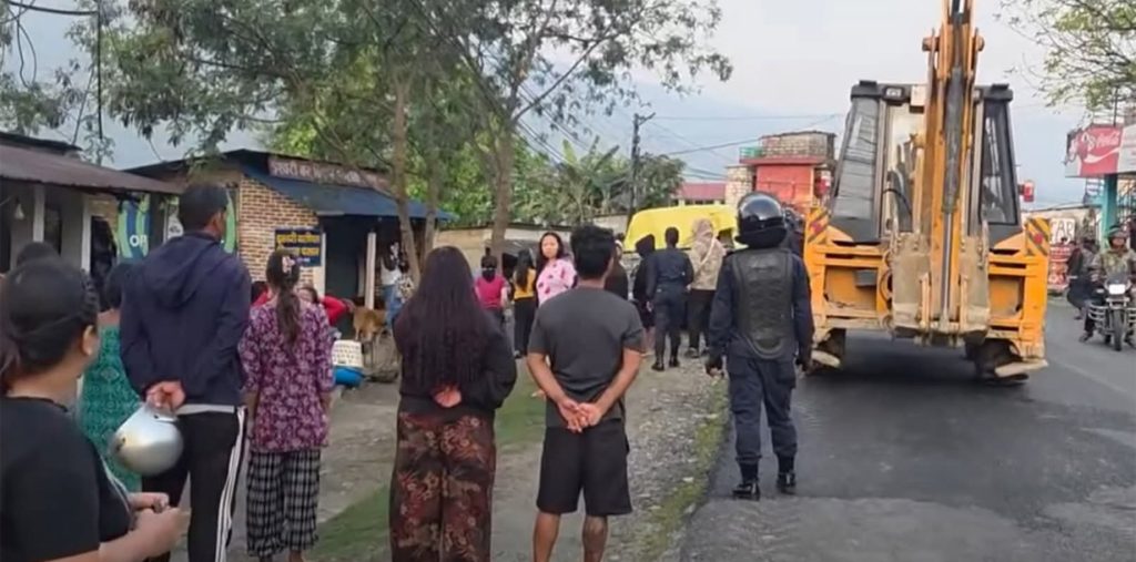 फेवाताल छेउछाउका संरचनामा चल्यो डोजर