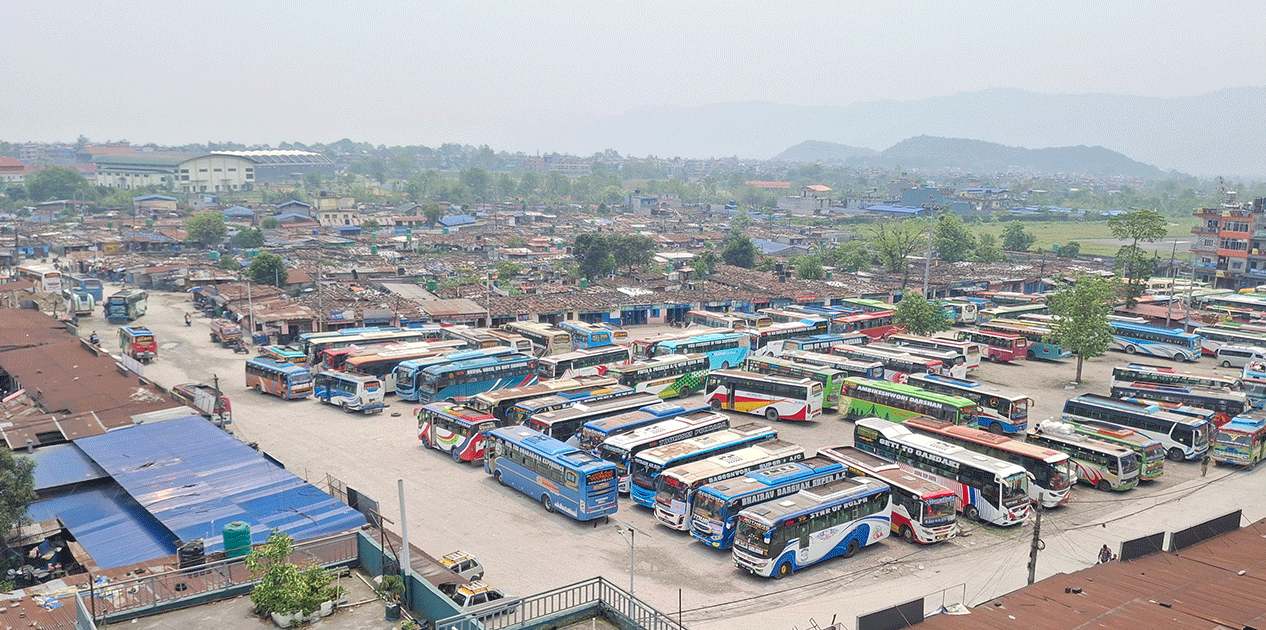 अतिक्रमणले साँघुरिएको पोखरा बसपार्क