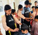 विद्यार्थीलाई सीप सिकाउन कपाल काट्ने तालिम दिइँदै