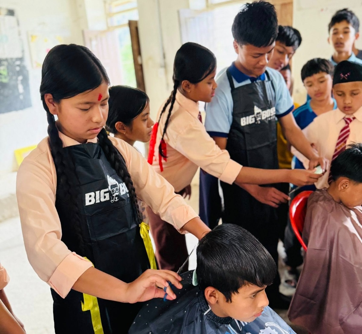 विद्यार्थीलाई सीप सिकाउन कपाल काट्ने तालिम दिइँदै