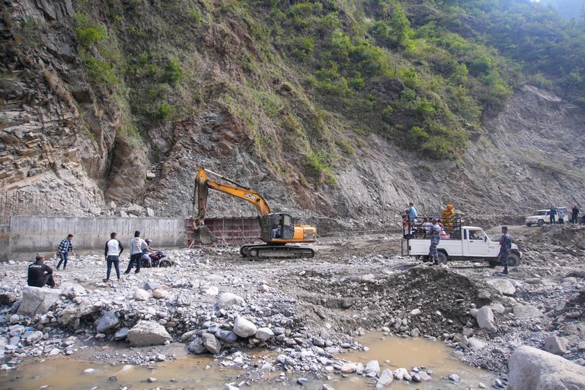 गएरातिको वर्षाका कारण  वीपी राजमार्ग अवरुद्ध