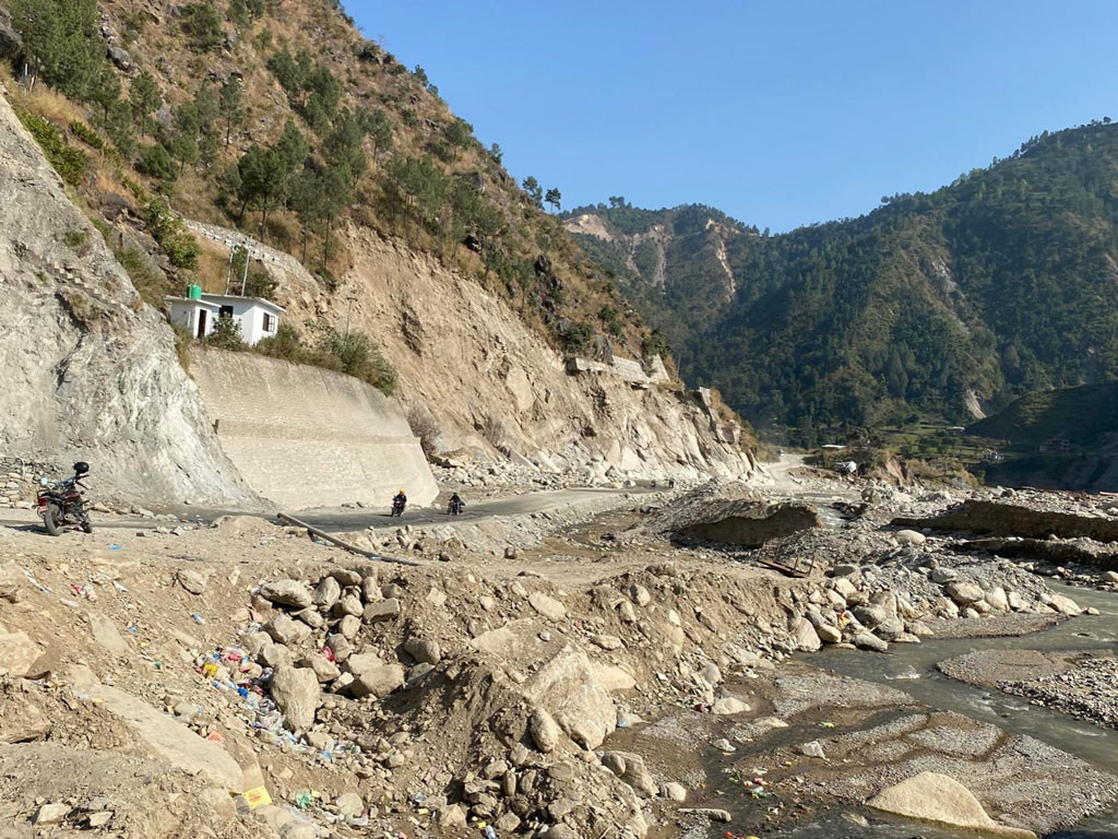 बीपी राजमार्गमा आवागमन बन्द, सवारी साधन होल्ड