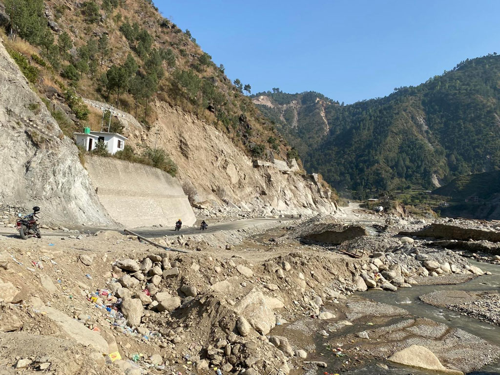 बेमौसमी वर्षाले ‘डाइभर्सन’ बगाएपछि विपी राजमार्ग अवरुद्ध, सवारीसाधन ‘होल्ड’