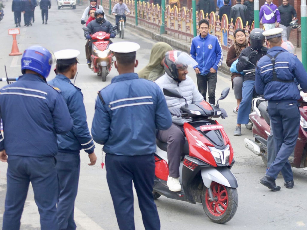 २४ घण्टामा दुई हजार ९ सय तीन जना ट्राफिक कारबाहीमा