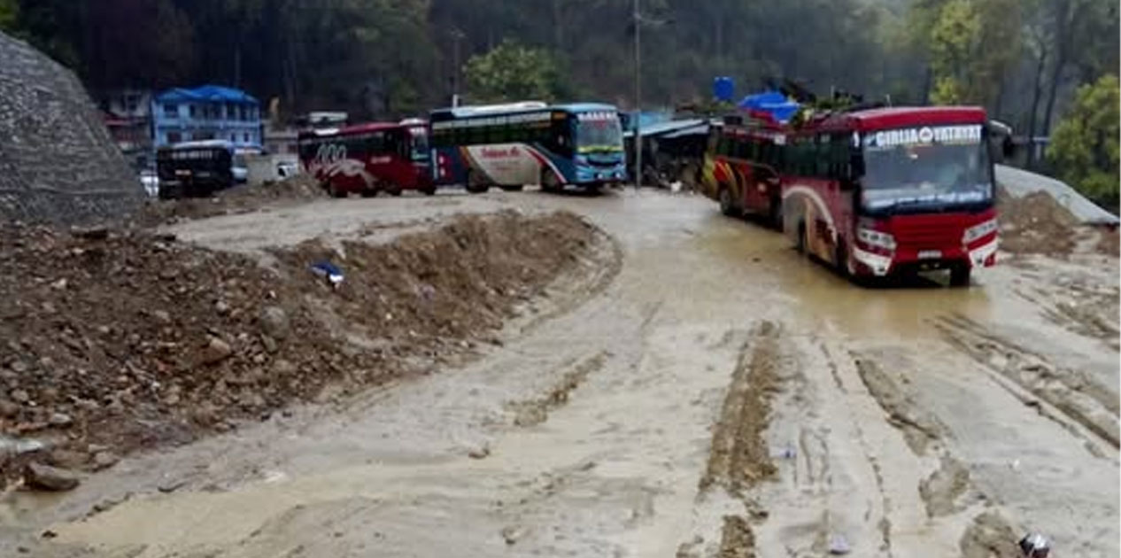 हिलो र चिप्लोले बुटवल–नारायणगढ सडक अवरुद्ध